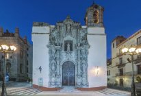 Iglesia de San Diego al atardecer en la calle Guanajuato, Guanajuato, México - foto de stock