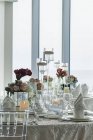 Pièce centrale sur table dans la salle de bal de l'hôtel de luxe — Photo de stock