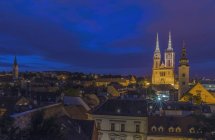 Cattedrale guglie sopra i tetti nel paesaggio urbano, Zagabria, Croazia — Foto stock