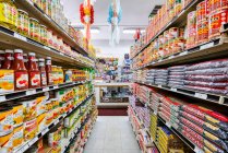 Lebensmittel in den Regalen von Lebensmittelgeschäften — Stockfoto
