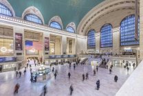 Verschwommener Blick auf Menschen im großen Hauptbahnhof, New York City, New York, Vereinigte Staaten — Stockfoto