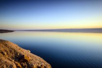 Mar Muerto reflejando el cielo del atardecer, Al Karak, Jordania - foto de stock