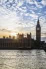 Захід сонця над будинками парламенту, Лондоном, Англія, Великобританія — стокове фото