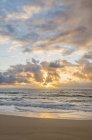 Nascer do sol sobre o oceano na praia, Kealia Beach, Havaí, EUA — Fotografia de Stock