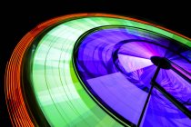 Spinning neon giro in ruota panoramica al parco divertimenti di notte, Puyallup, Washington, USA — Foto stock