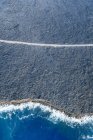 Вид с воздуха на океанские волны на пляже, Большой остров, Гавайи, США — стоковое фото