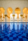 Arcos de azulejos ornamentados da Grande Mesquita, Abu Dhabi, Emirados Árabes Unidos — Fotografia de Stock