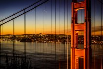 Мост Голден Гейт и горизонт Сан-Франциско загорелись ночью, Сан-Франциско, Калифорния, США — стоковое фото