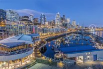 Scenario di skyline della città illuminato di notte, Seattle, Washington, Stati Uniti — Foto stock