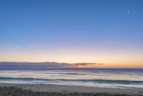 Nascer do sol sobre a praia e água do oceano, Havaí, EUA — Fotografia de Stock