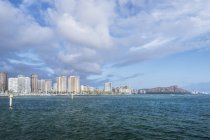 Ciudad de Honolulu skyline sobre el océano, Hawaii, Estados Unidos - foto de stock
