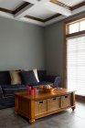 Sofá e mesa de café na sala de estar — Fotografia de Stock