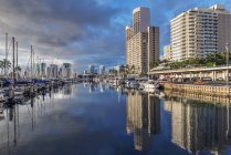 Cityscape e porto refletido na baía urbana, Honolulu, Havaí, Estados Unidos — Fotografia de Stock