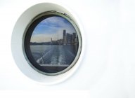 Linha do horizonte da cidade refletindo em ferry porthole, Seattle, Washington, Estados Unidos — Fotografia de Stock