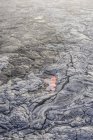 Lave fondue luisant près de lave séchée sur les roches de Big Island, Hawaï, États-Unis — Photo de stock