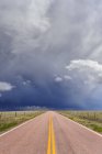 Storm clouds over open road, Rush, Colorado, Estados Unidos da América — Fotografia de Stock