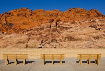 Panche del parco di fronte al Red Rock Canyon, Nevada, Stati Uniti — Foto stock