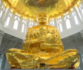 Visão de ângulo baixo da estátua de Buda dourado no templo, Sikhiu, Nakhon Ratchasima, Tailândia — Fotografia de Stock