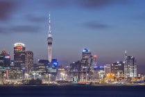 Auckland city skyline illuminato di notte, Nuova Zelanda — Foto stock