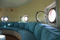 Fenêtres de trou de port dans le salon rond de phare baie de Chesapeake, Maryland, USA — Photo de stock