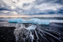 Lavado de glaciares en una playa remota, Islandia - foto de stock