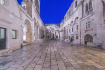 Piazza dei Popoli tra gli edifici del Palazzo Diocleziano, Split, Croazia — Foto stock