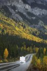 Camion camper guida su strada attraverso montagne remote — Foto stock