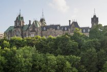 Parliament Hill con vistas a las copas de los árboles, Ottawa, Ontario, Canadá - foto de stock
