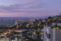 Vue aérienne du paysage urbain éclairé et des toits au crépuscule, Puerto Vallarta, Mexique — Photo de stock