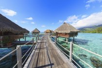 Deck verbindet Bungalows über tropischen Ozean, Bora Bora, Französisch-Polynesien — Stockfoto