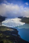 Vista aérea del glaciar en paisaje rural, El Calafate, Patagonia, Argentina - foto de stock
