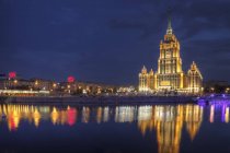 Stadtsilhouette beleuchtet mit Reflexion im Wasser in der Nacht, Moskau, Russland — Stockfoto