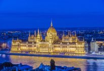 Vista aérea del edificio del Parlamento iluminado al atardecer, Budapest, Hungría - foto de stock