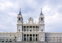 Catedral adornada y cielo nublado, Madrid, España, Europa - foto de stock