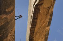 Scalatore di roccia con corda su arco, Moab, Utah, USA — Foto stock