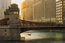 Bridge over Chicago River in sunset sunlight, Chicago, Illinois, Estados Unidos - foto de stock