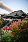 Vista de ángulo alto del edificio tradicional en la cima de la colina, Fushimi Inari, Kyoto, Japón - foto de stock