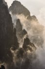 Туман, катящийся над горами, Хуаншань, Аньхой, Китай , — стоковое фото