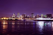 Skyline de Montréal illuminée la nuit, Québec, Canada — Photo de stock