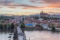 Pont Charles, Château de Prague et paysage urbain au coucher du soleil, Prague, République tchèque — Photo de stock