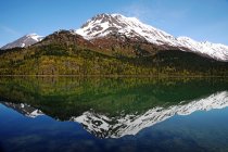 Riflessione delle montagne nel lago fermo dell'Alaska, Stati Uniti — Foto stock