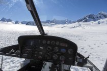 Vista de cabina desde helicóptero aterrizando en el glaciar Fox, Nueva Zelanda - foto de stock