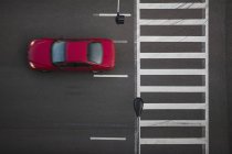 Vista de alto ângulo do carro vermelho dirigindo na rua, Chicago, EUA — Fotografia de Stock