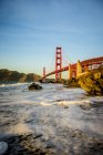 Paisaje de Golden Gate Bridge desde la playa, San Francisco, California, Estados Unidos - foto de stock