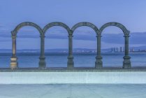 Каменные арки с видом на океан, Пуэрто-Вальярта, Халиско, Мексика — стоковое фото