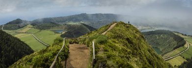 Vista ad alto angolo del sentiero sulla collina remota, Sao Miguel, Portogallo — Foto stock