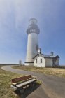 Banco fuera de Yaquina Head Lighthouse, Newport, Oregon, Estados Unidos - foto de stock