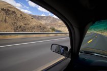 Car driving on road through Yakima River Canyon, Washington, United States — Stock Photo