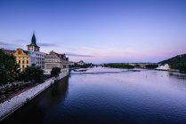 Céu azul sobre a orla de Praga, República Checa — Fotografia de Stock