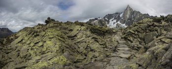 Caminho rochoso para o glaciar Mer de Glace nas montanhas, Chamonix, França — Fotografia de Stock